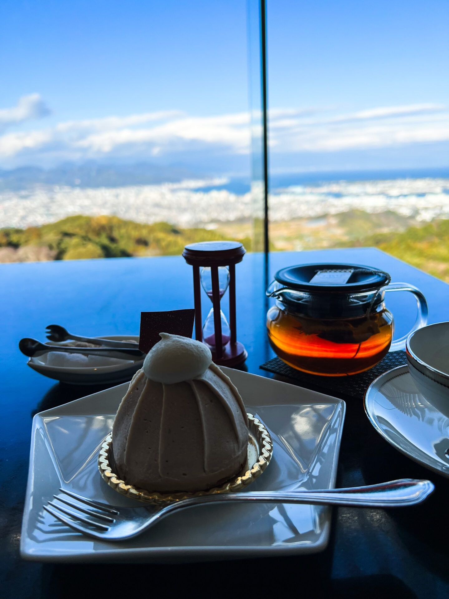 海と街並みを眺めながら楽しむケーキと紅茶